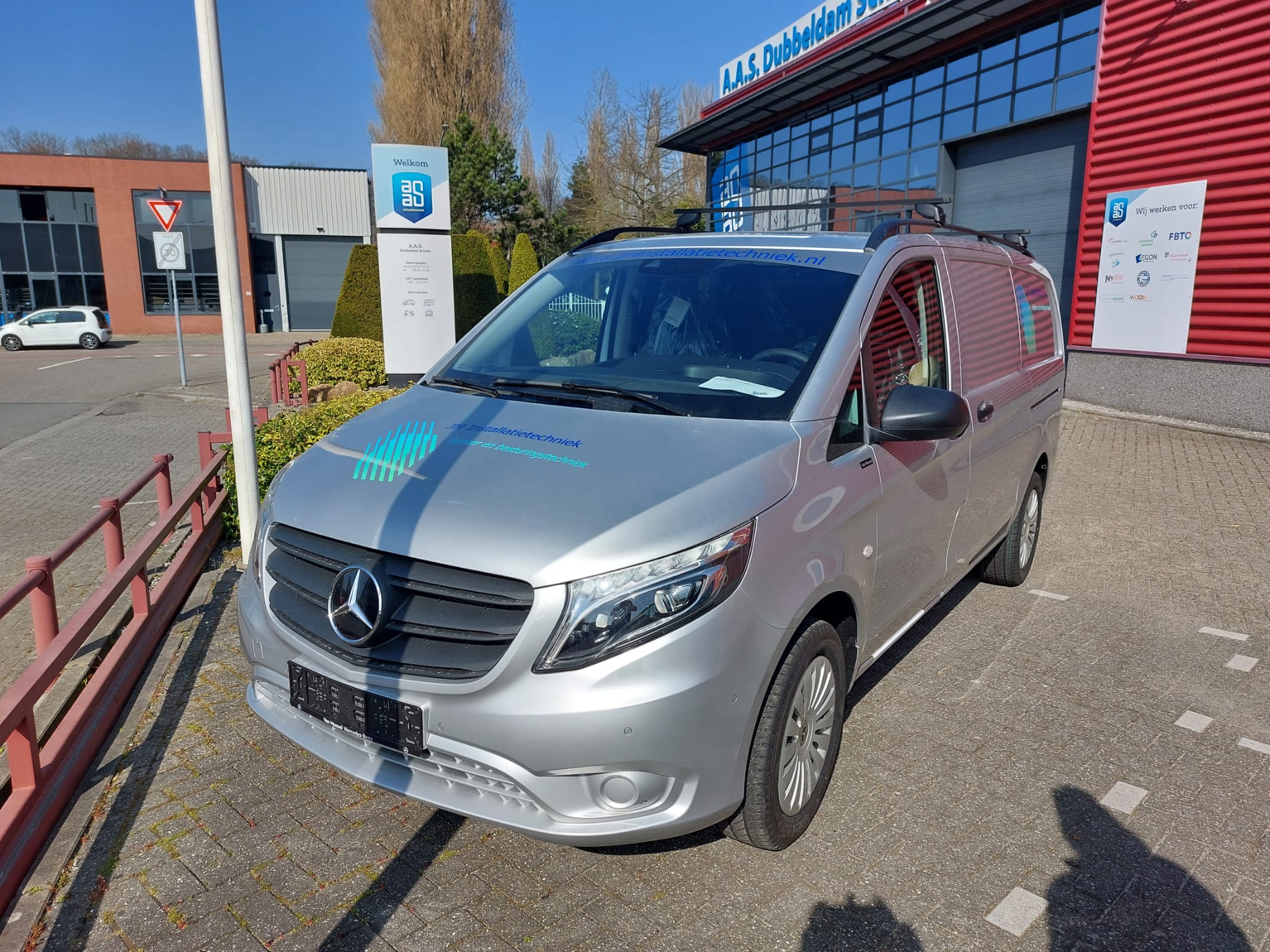 JM Installatietechniek bedrijfsauto met volledige branding